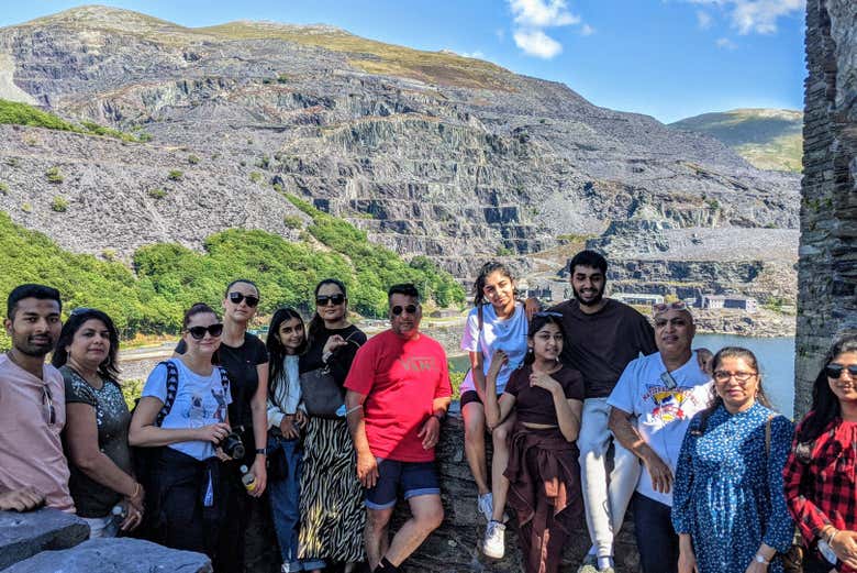 Group image with elidir mountain