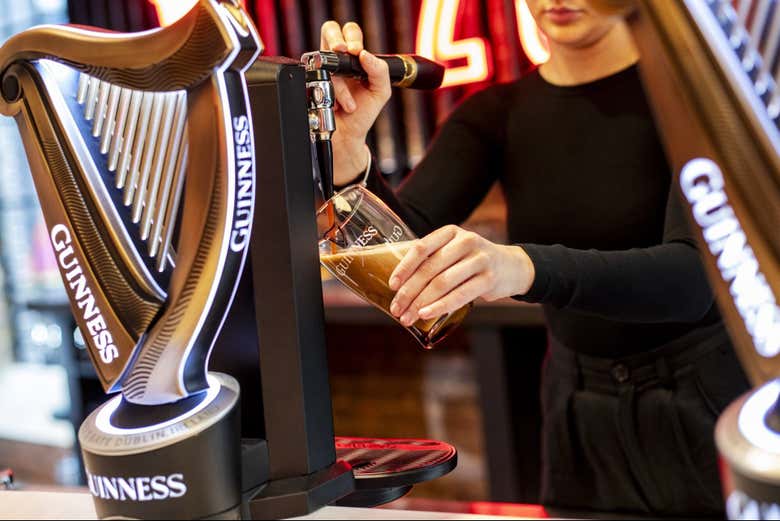 Você aprenderá a servir um bom pint de Guinness