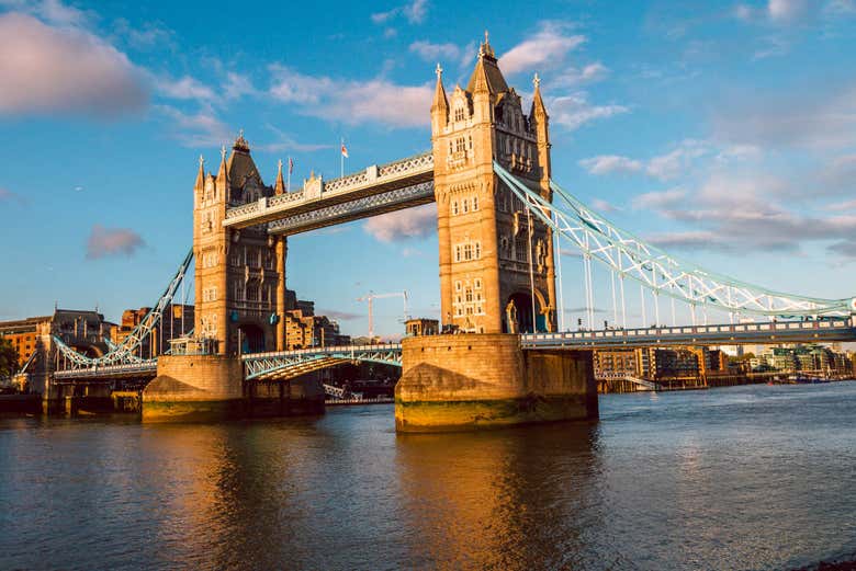 Puesta de sol sobre el Tower Bridge