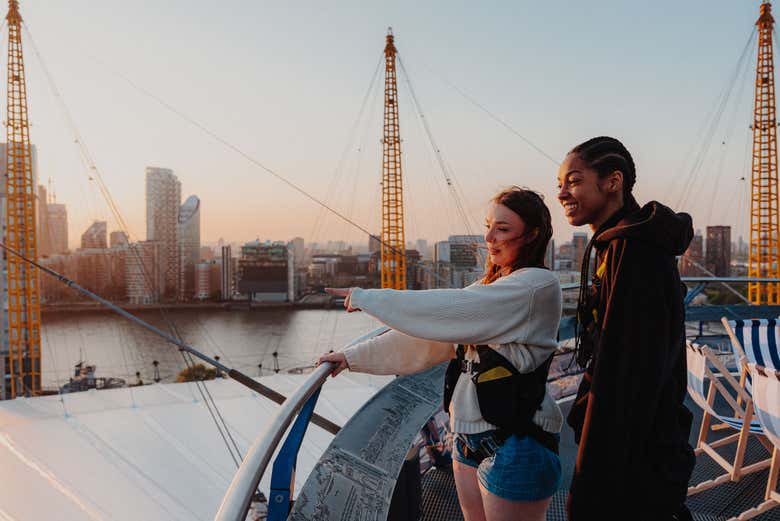 Contemplando la città al tramonto