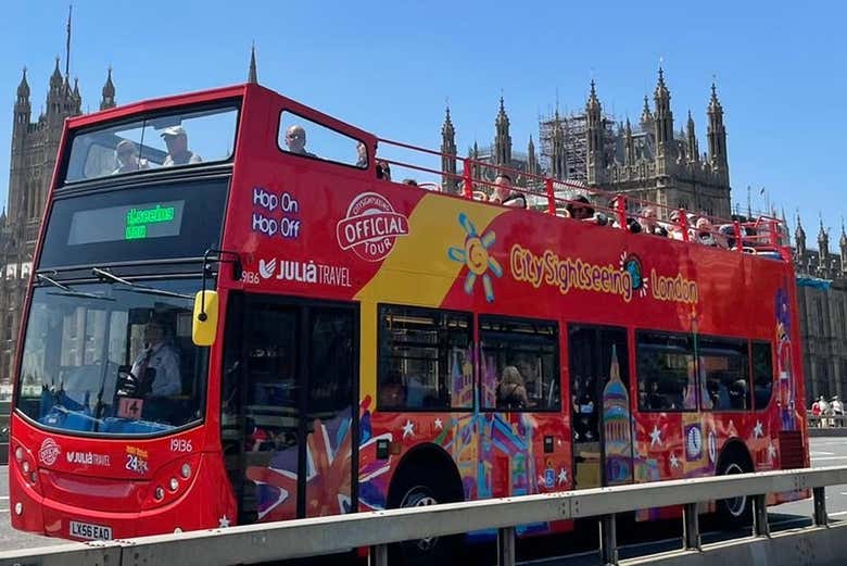 Autobús de City Sightseeing junto al Parlamento del Reino Unido
