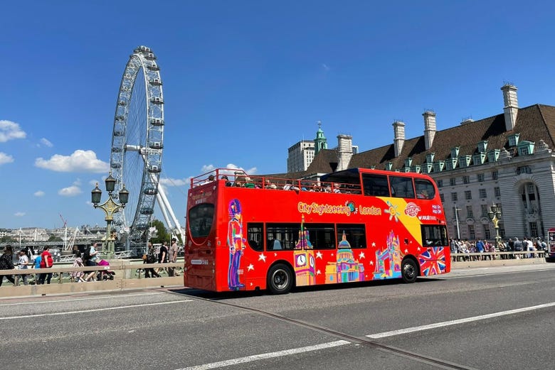 Ônibus de City Sightseeing junto ao London Eye