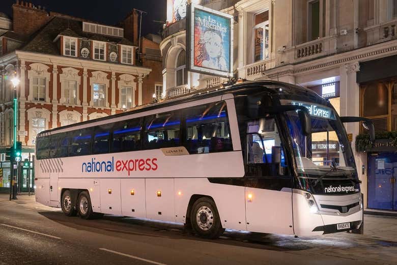 El autobús por las calles del centro de Londres por la noche