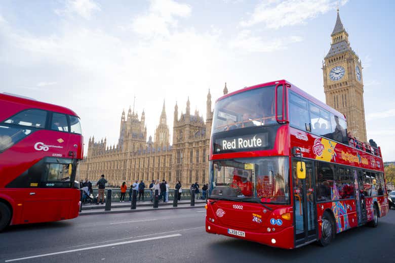 El autobús pasando por el Puente de Westminster