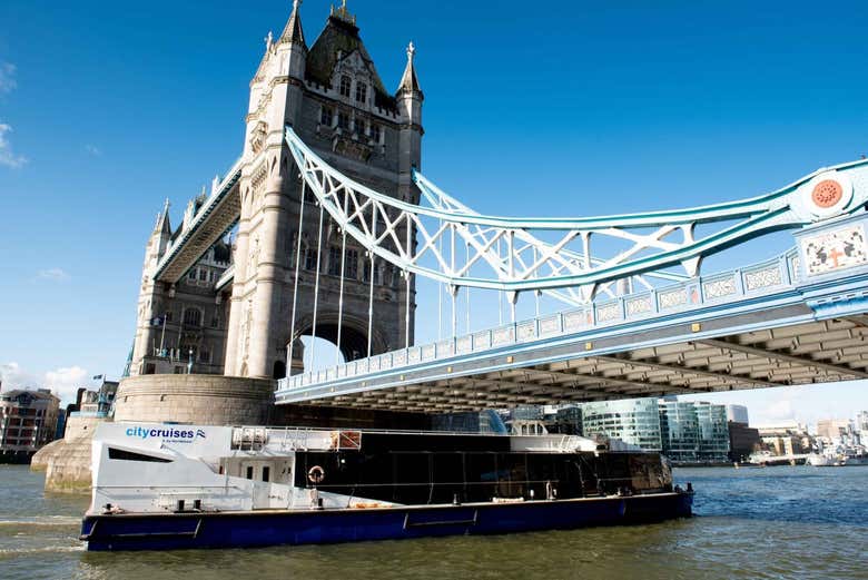 Le bateau passant sous le Tower Bridge