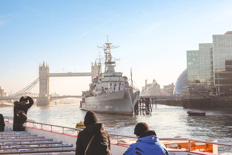 El HMS Belfast cruzando el Tower Bridge