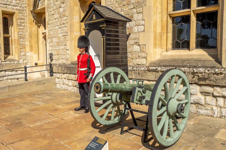 Beefeater custodiando una de las entradas