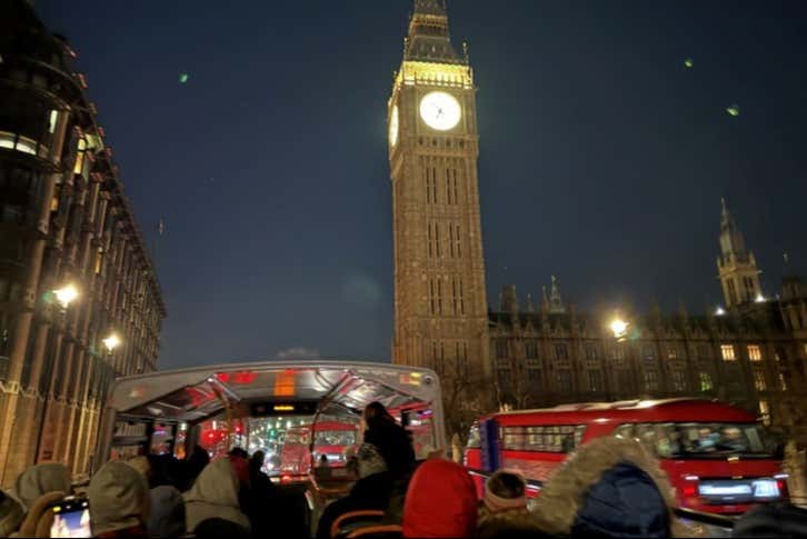 El Big Ben por la noche desde el autobús descapotable
