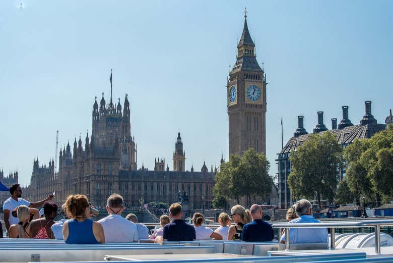 Vistas del Big Ben y las Casas del Parlamento desde el barco