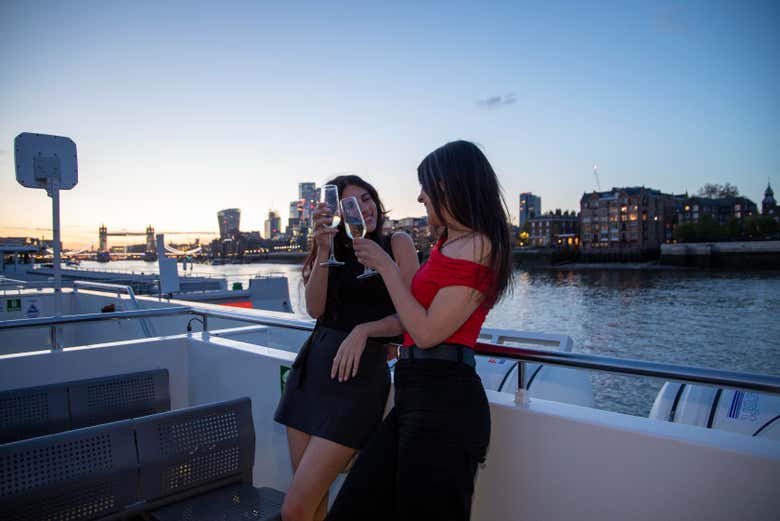 Des amies buvant une coupe de champagne