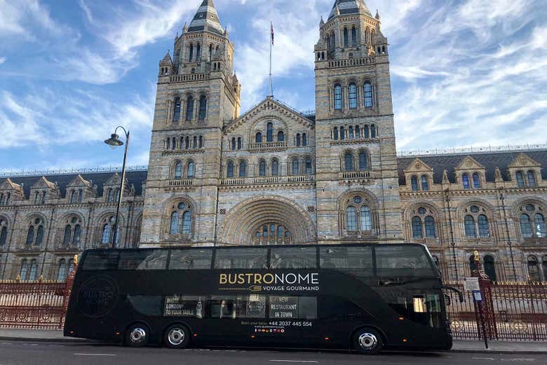 Ônibus gastronômico em frente ao Museu de História Natural