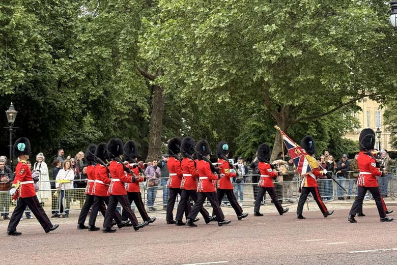 La guardia inglesa al son de la banda militar