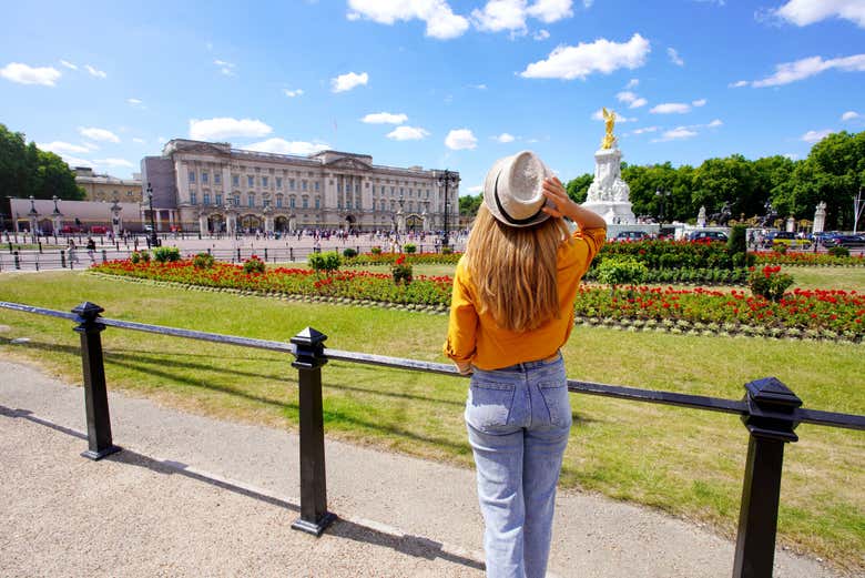 Posando em frente ao Palácio de Buckingham