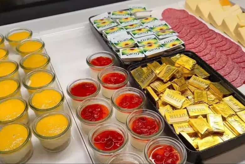 Variedad de dulces y salados para desayunar