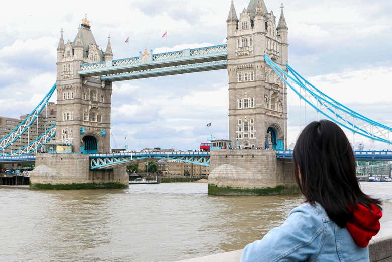 Contemplando el Tower Bridge