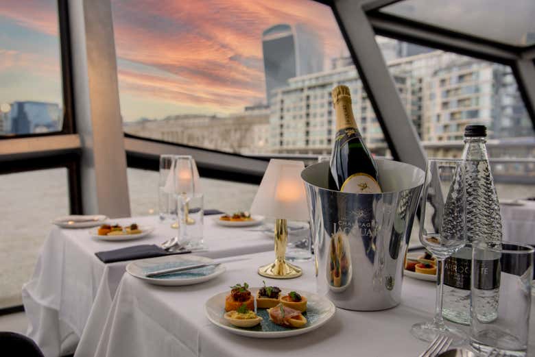 Una cena de lujo a bordo de un barco panorámico