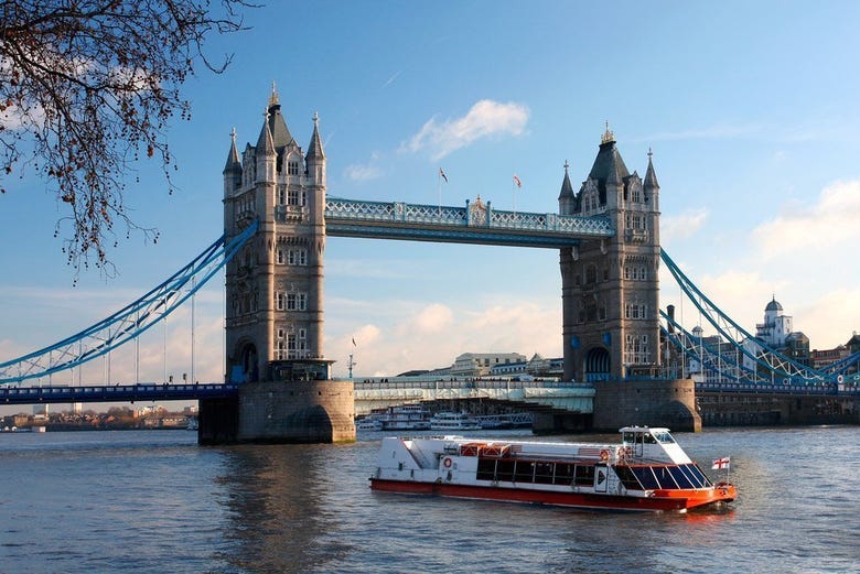Navegando ao lado da Torre de Londres