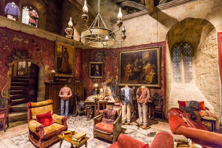Sala común de Griffindor con la vestimenta de los protagonistas
