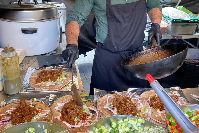 Découvrez Londres tout en savourant des plats