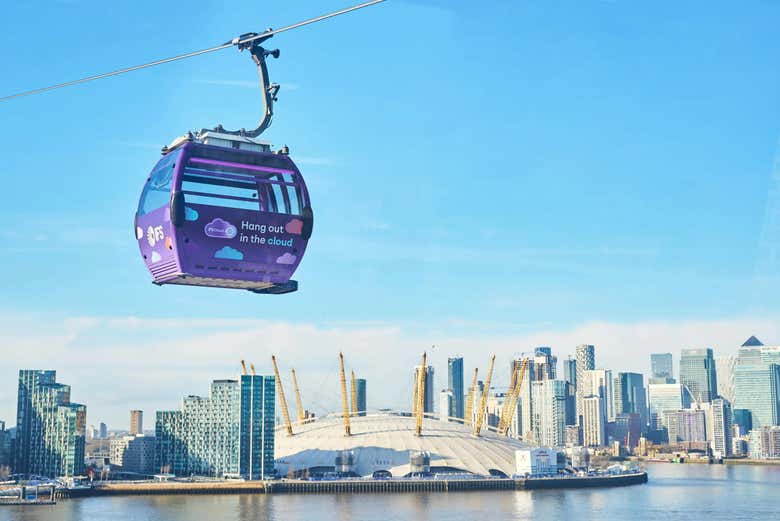 El teleférico de Londres cruza el río Támesis