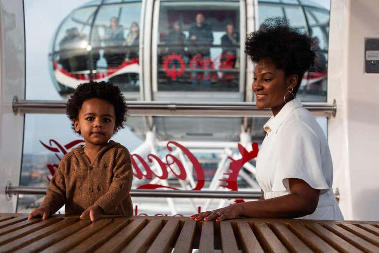 Mamma e figlio a bordo di una cabina del London Eye