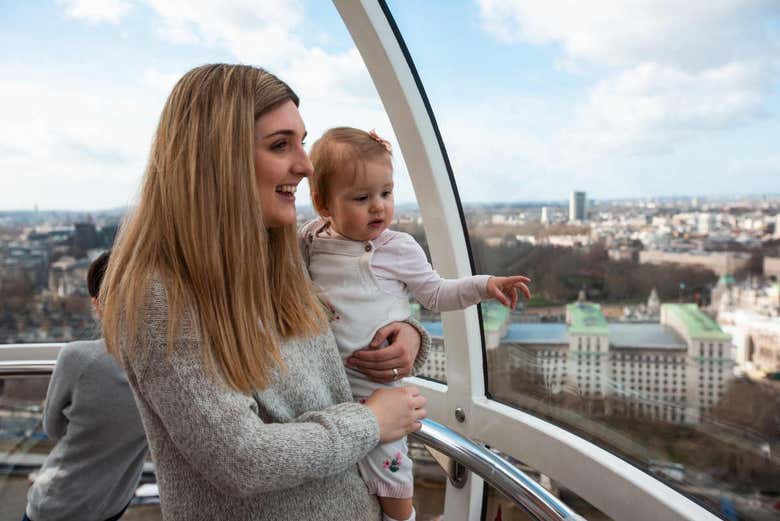 Mamma e figlio contemplano il panorama da The London Eye