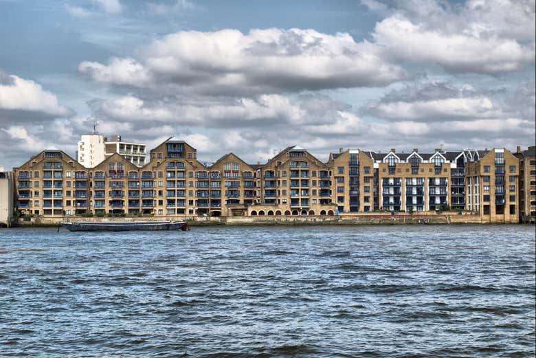 Admirez les bâtiments des Docklands le long de la Tamise