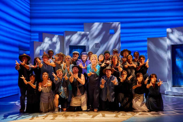 Todo el elenco actuando en Mamma Mia! The Party