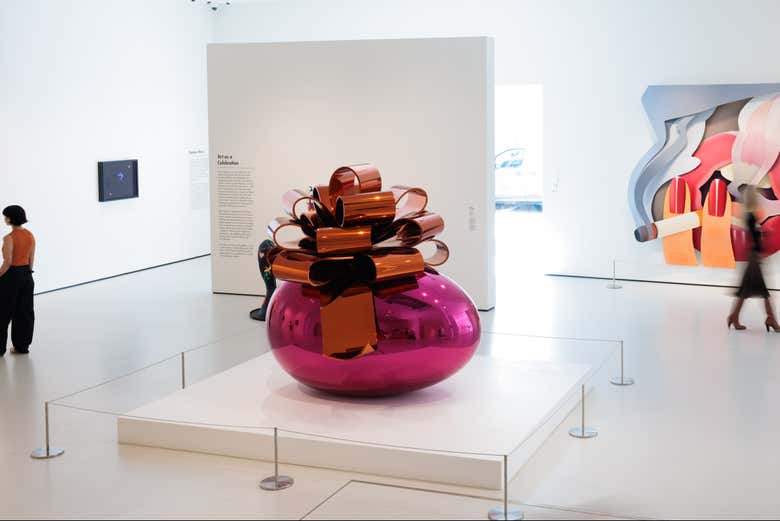 Smooth Egg with Bow, obra de Jeff Koons