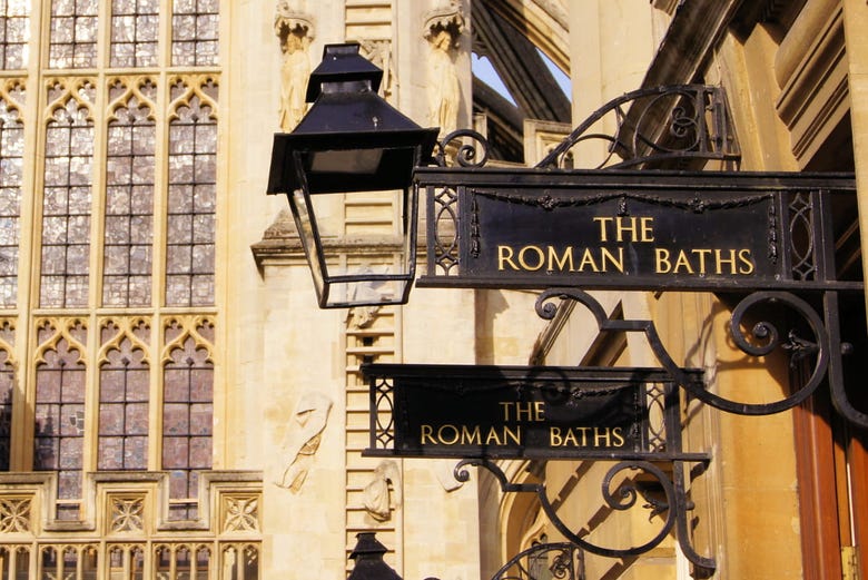 Entrada a las termas romanas de Bath
