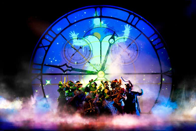 Una scena ricca di colori ed energia dal musical Wicked