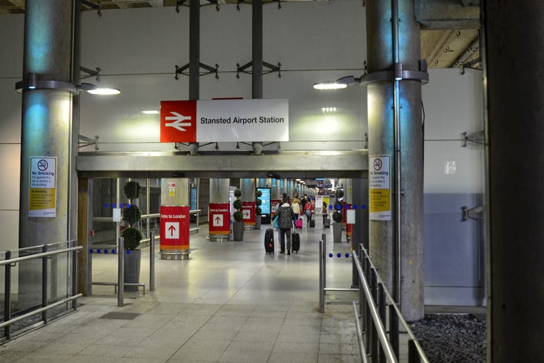 Estación de tren en el aeropuerto de Stansted