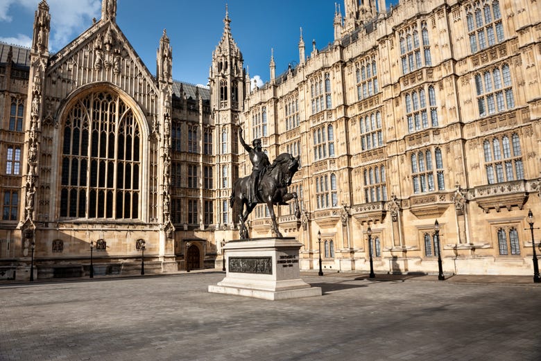 Estatua a Ricardo I de Inglaterra en el Palacio de Westminster