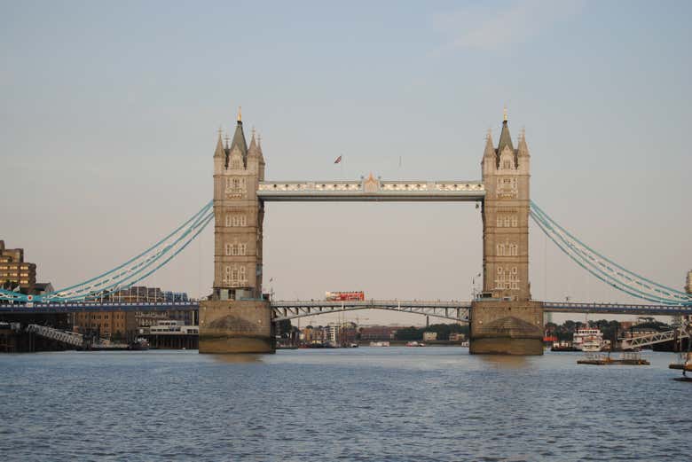 El Tower Bridge, uno de los grandes puentes de Londres