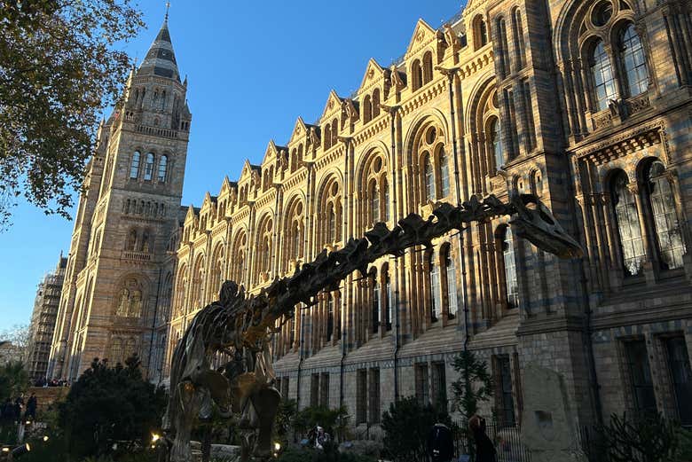 El imponente exterior del Museo de Historia Natural de Londres
