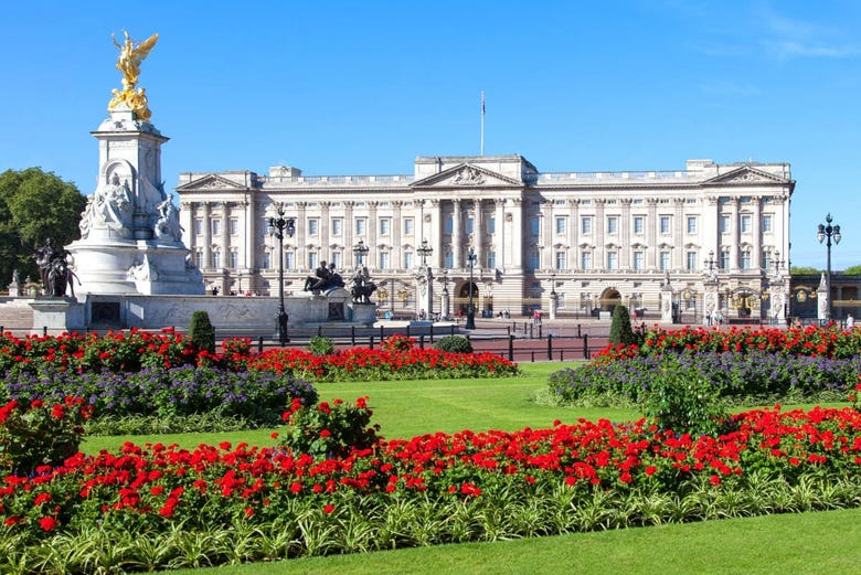 The exterior facade of Buckingham Palace