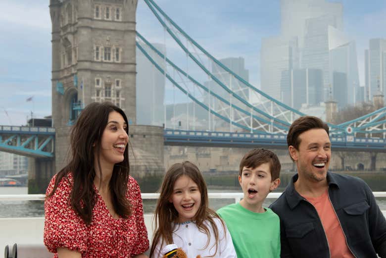 Passez près du Tower Bridge en bateau