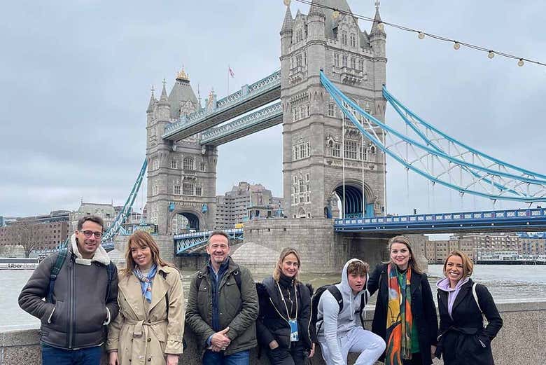 Foto de grupo ante Tower Bridge