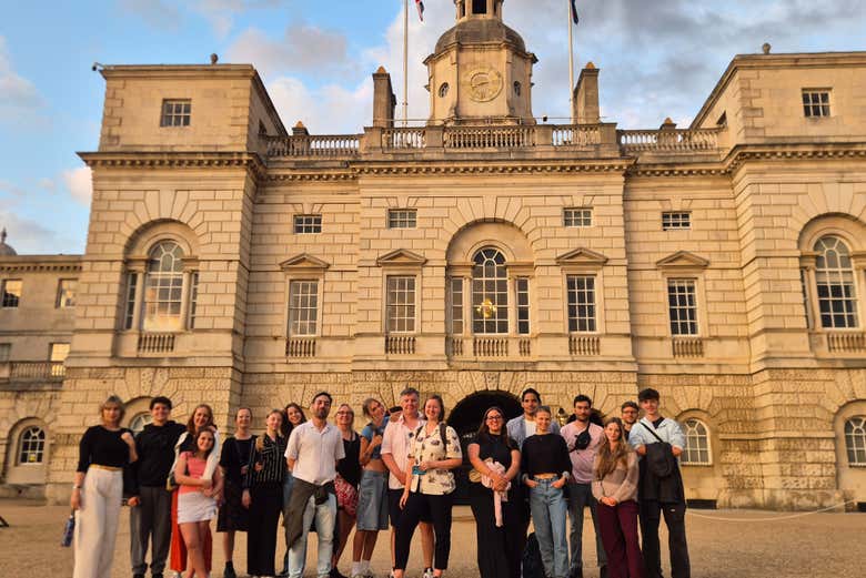 Un grupo de turistas frente al edificio Horse Guards en Londres
