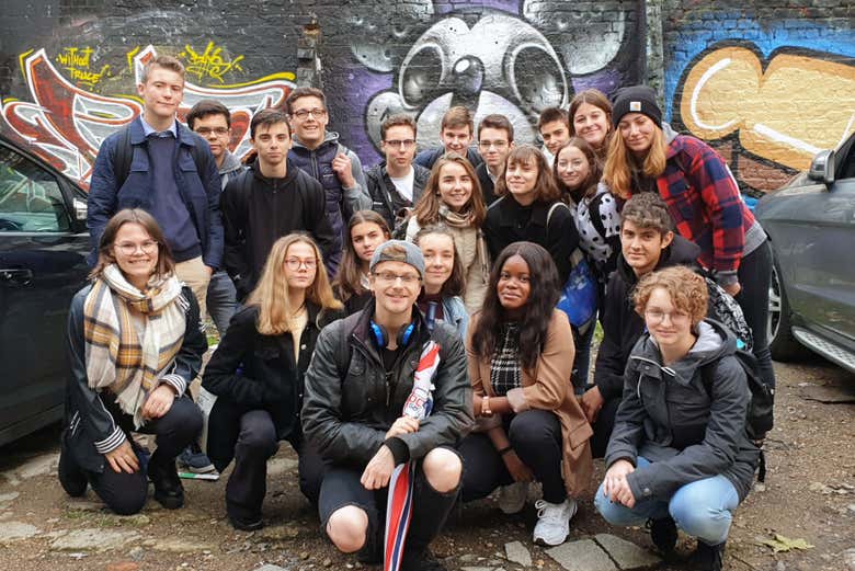 El grupo durante el tour del arte urbano