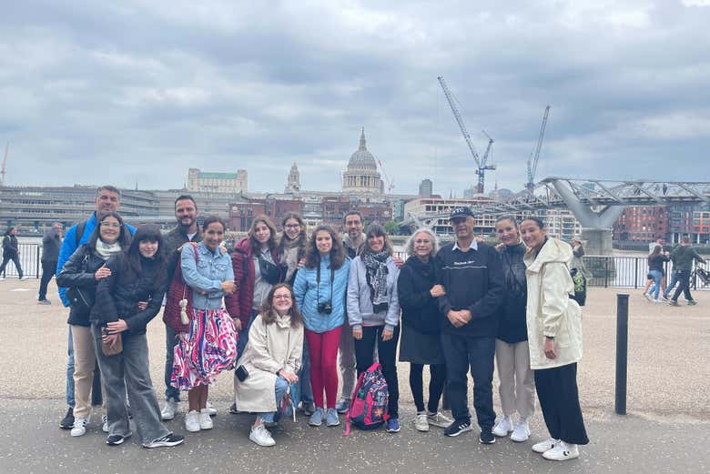 El grupo ante el Puente del Milenio y la catedral de San Pablo