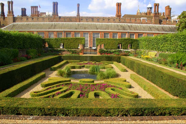 Contemplez les jardins luxuriants du château