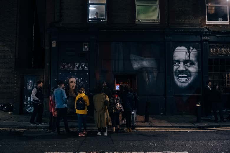 Vicino a un murales di Jack Nicholson in Shining