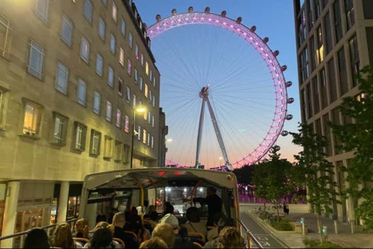 Viendo el London Eye desde el autobús descapotable nocturno