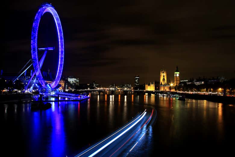 Vista del London Eye por la noche