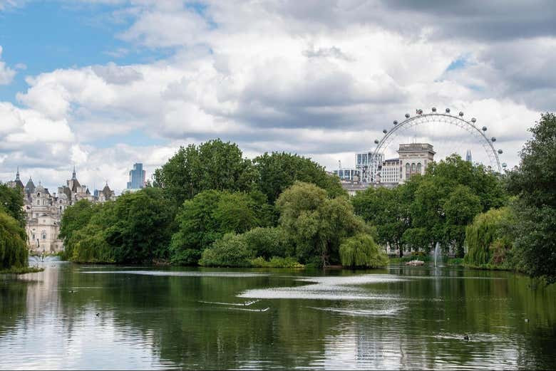 St. Jame's Park con el London Eye al fondo