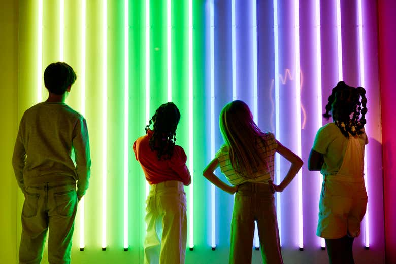 Fotos junto a las luces de neón de Twist Museum