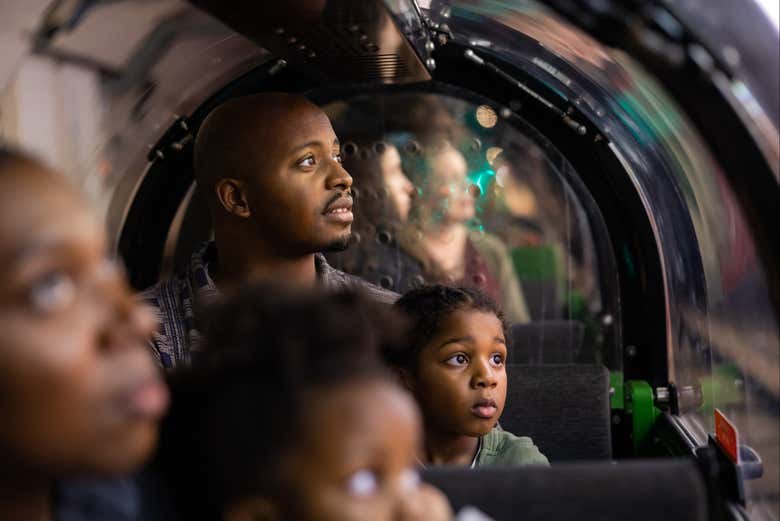 Turistas a bordo del Mail Rail