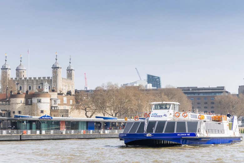 Navegando junto a la Torre de Londres