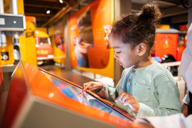 Una niña jugando con las pantallas interactivas